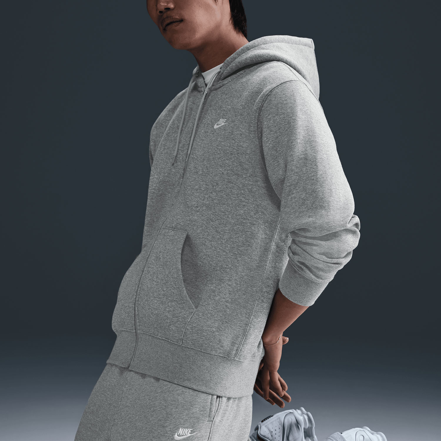Nike Club Fleece Felpa - Dark Grey Heather/Light Smoke Grey/White