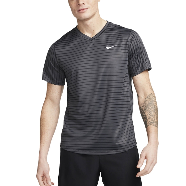 Camisetas de Tenis Hombre Nike DriFIT Victory Novelty Camiseta  Anthracite/White FD5390060