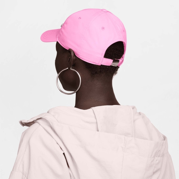 Nike Dri-FIT Club Cappello - Playful Pink/Metallic Silver