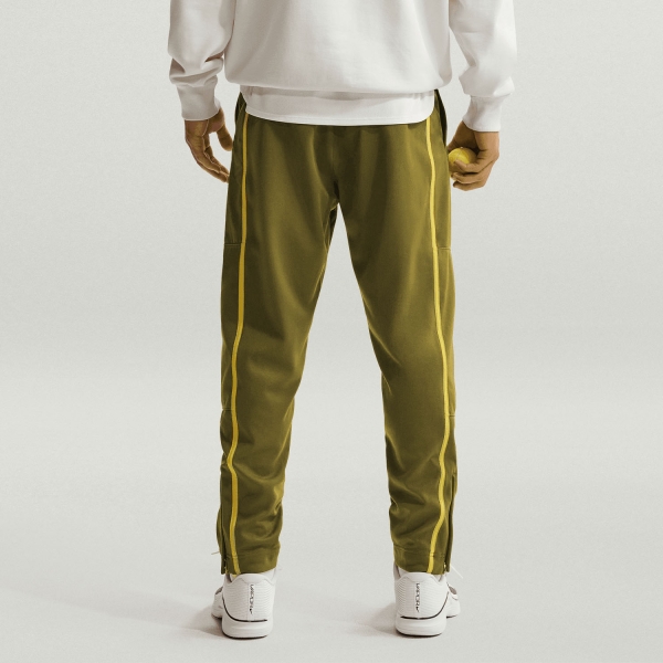 Nike Court Heritage Pantaloni - Olive Flak/Saffron Quartz