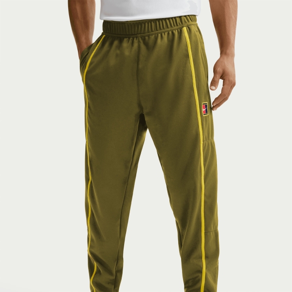 Nike Court Heritage Pantaloni - Olive Flak/Saffron Quartz
