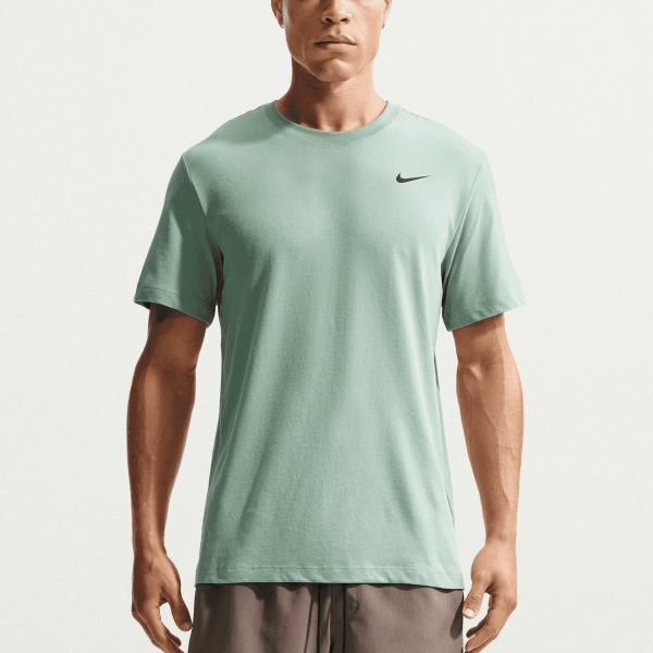 Maglietta Tennis Uomo Nike DriFIT Court Logo Maglietta  Steam/Black AR6029008