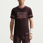 Nike Carlos Alcaraz Maglietta - Burgundy Ash Nike Carlos Alcaraz Maglietta - Burgundy Ash