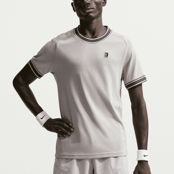 Camisetas de Tenis Hombre Nike Court Heritage Logo Camiseta  Silver Lilac/Gridiron FN0318022
